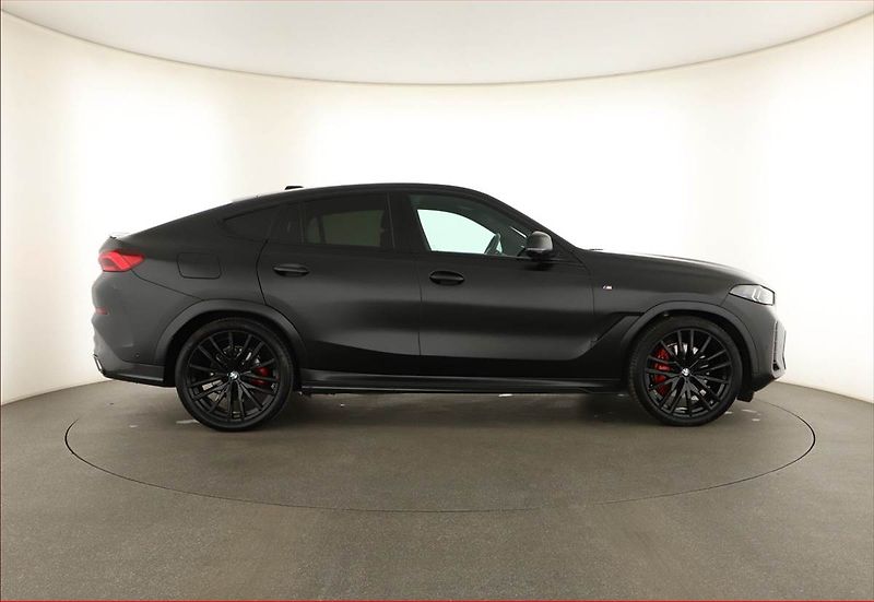 BMW X6 (2025) xDrive30d - fotka 6 z 21