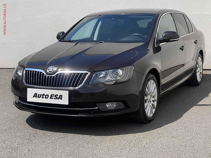 Škoda Superb (2015) 2.0TDi, ČR, AC, bixen, park - fotka 3 z 19