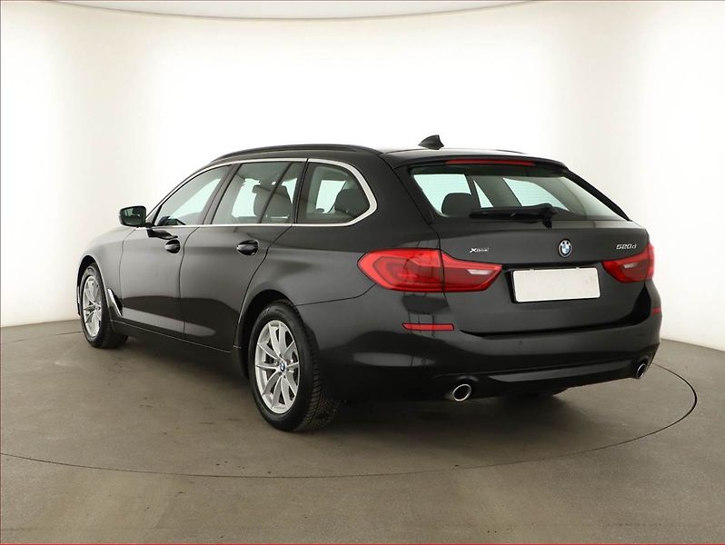 BMW Řada 5 (2017) 520d xDrive, 4X4, Automat - fotka 4 z 19