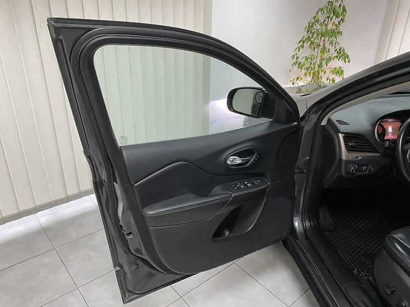 Jeep Cherokee 2.2 M-JET,A/T,4x4,1.MAJ.TZ - fotka 18 z 31