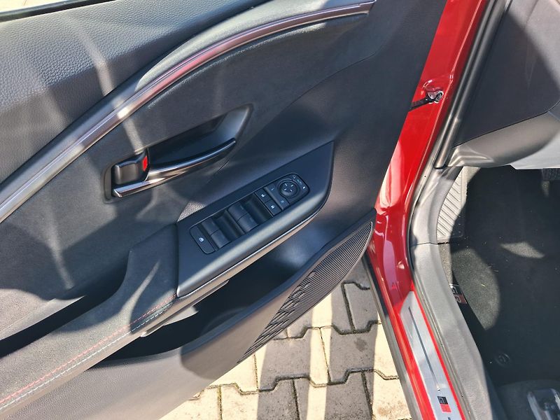Toyota C-HR 2,0 HEV e-CVT GR Sport - fotka 12 z 24