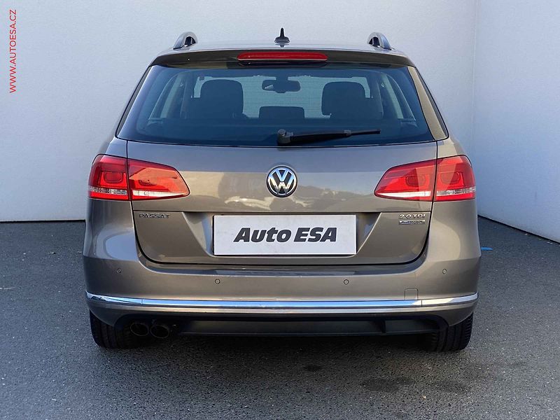 Volkswagen Passat (2011) 2.0TDi, 1.maj, Navi, park - fotka 5 z 21