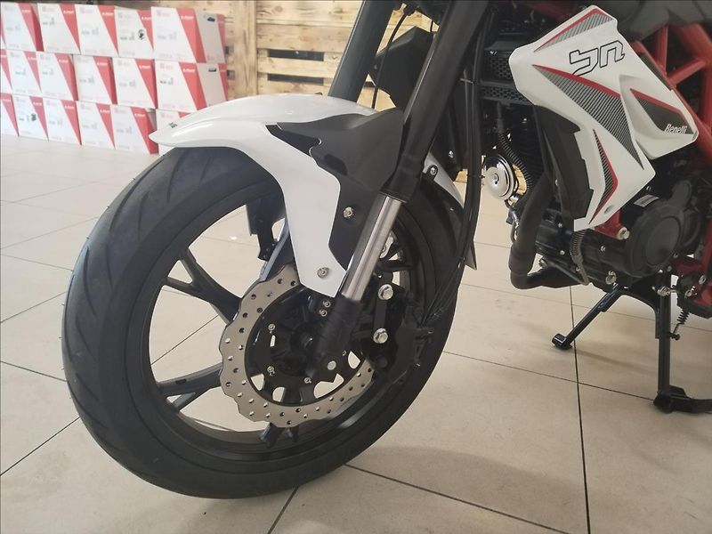 Benelli BN 125 - White   0,1 - fotka 7 z 14