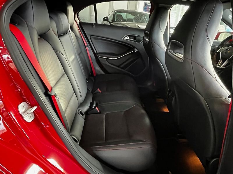 Mercedes-Benz Třídy A A 45 AMG 4Matic - fotka 16 z 29