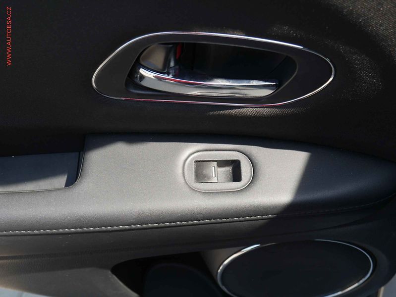 Honda HR-V (2016) 1.5 VTEC, 1.maj,ČR, AT, park - fotka 12 z 19
