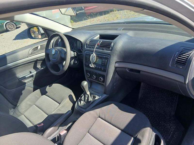 Škoda Octavia 1.6 TDI, Facelift, kosm. vady - fotka 24 z 27