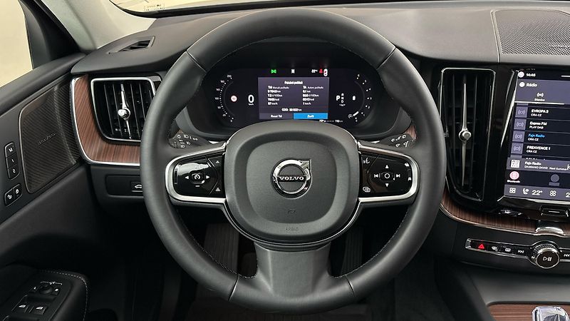 Volvo XC60 2.0 B4 AUT AWD Plus Dark - fotka 9 z 32