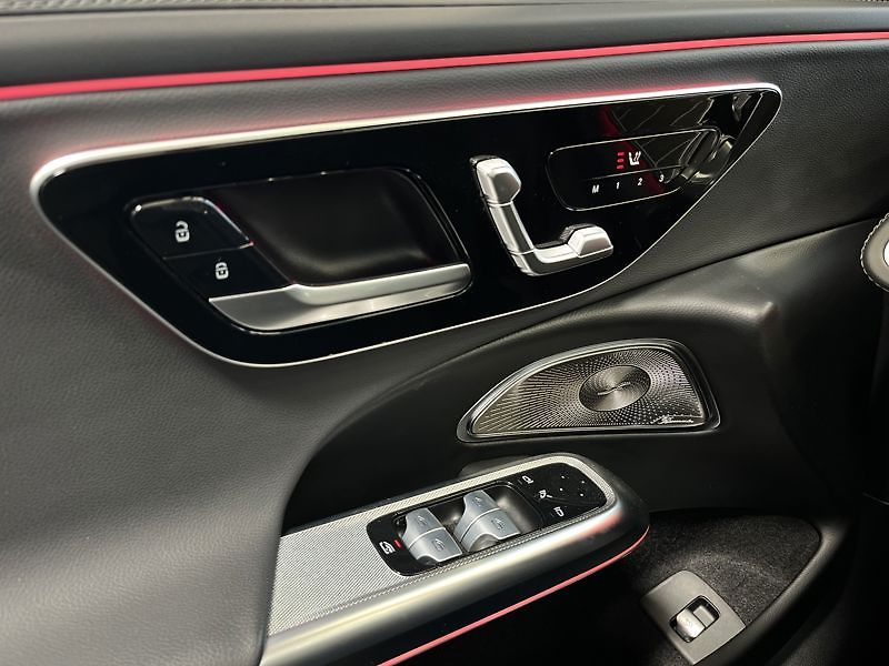 Mercedes-Benz Třídy E E-Třída 220 d 4MATIC kombi AMG - fotka 13 z 21