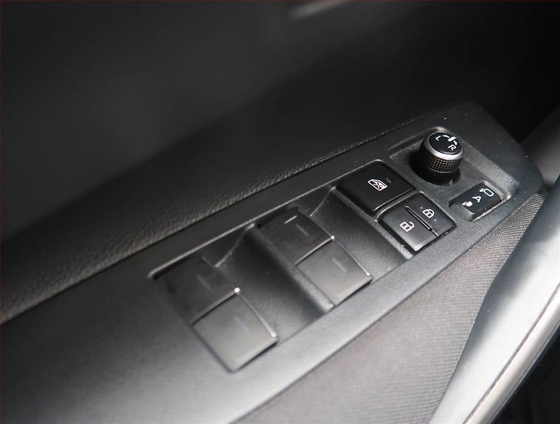 Toyota Corolla (2021) 1.5 VVT-i, Serv.kniha - fotka 15 z 19