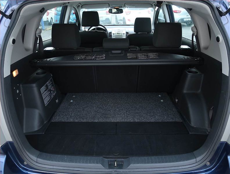 Toyota Corolla Verso (2004) 1.8, po STK, rezervace - fotka 13 z 16