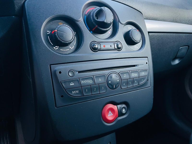 Renault Clio 1.2i 55KW MANUÁL 1MAJITEL  - fotka 34 z 42