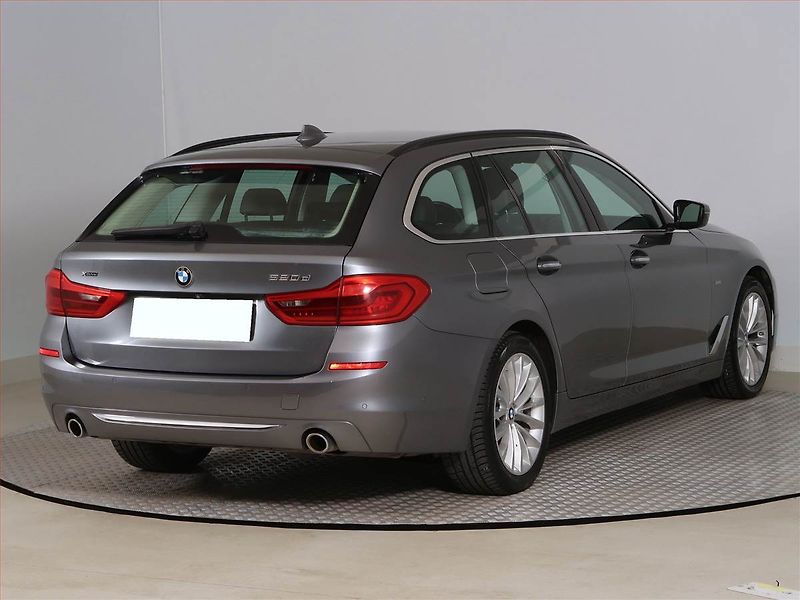 BMW Řada 5 (2017) Luxury Line 520d xDrive, 4X4 - fotka 5 z 24