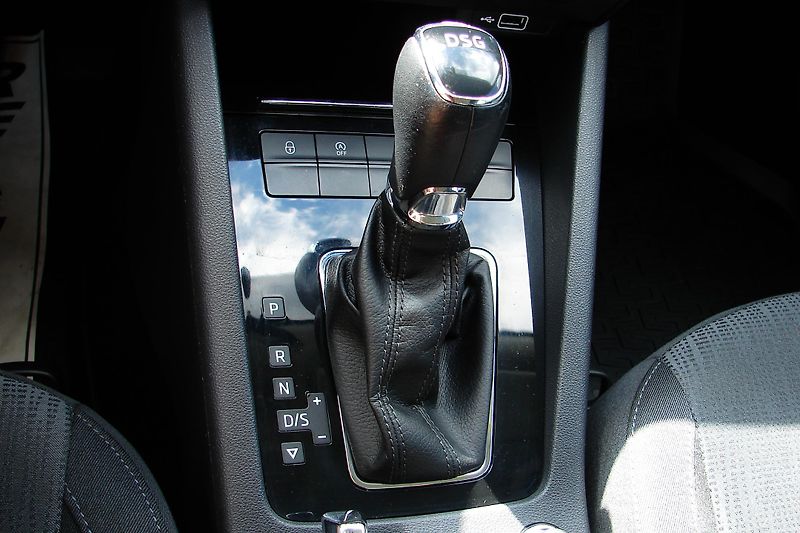 Škoda Octavia 2.0 TDi DSG LED NAVI ČR-ZADÁNO - fotka 34 z 43