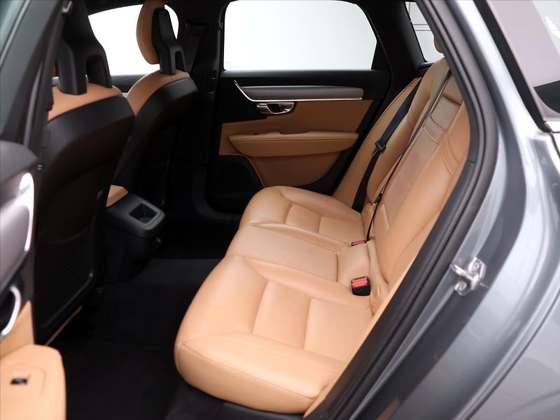Volvo V90 2.0 D3 110kW Aut. Momentum LED - fotka 15 z 40