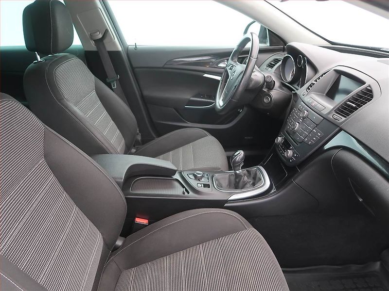 Opel Insignia (2012) 2.0 CDTI, Navi, Xenony - fotka 7 z 16