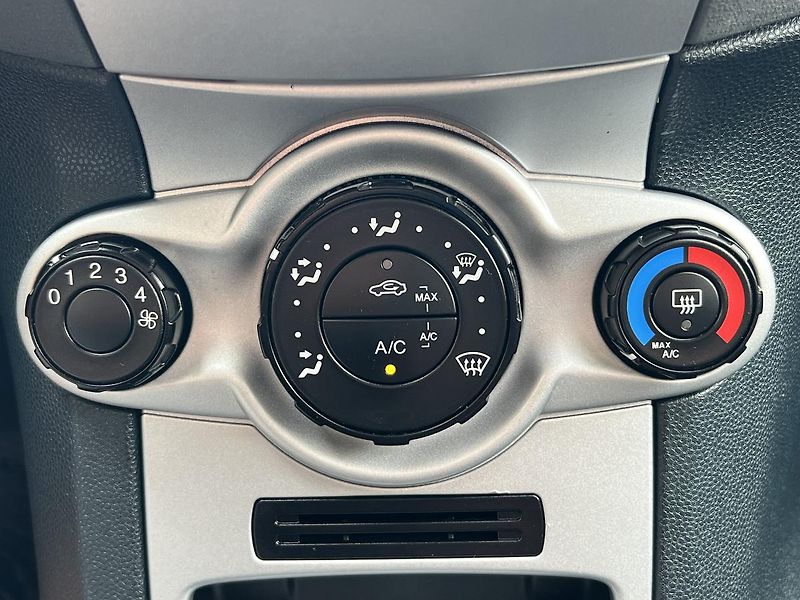 Ford Fiesta 1.25i  ZÁMEK Ř.P. PŮVOD ČR - fotka 17 z 37