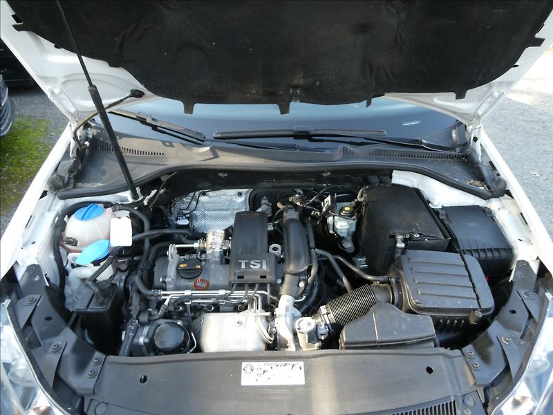 Volkswagen Golf 1,2 TSi 77kW serviska, klima - fotka 30 z 42