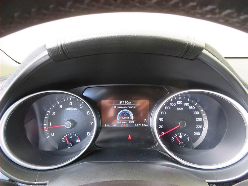 Kia Ceed (2022) Silver 1.5 T-GDI MHEV - fotka 11 z 16