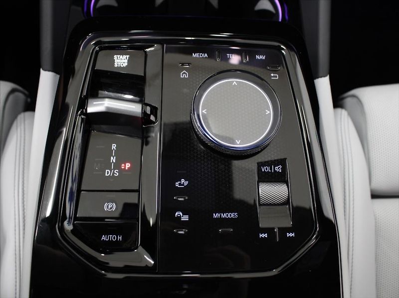 BMW Řada 5 550e xDrive M-paket Bowers   3 - fotka 20 z 32