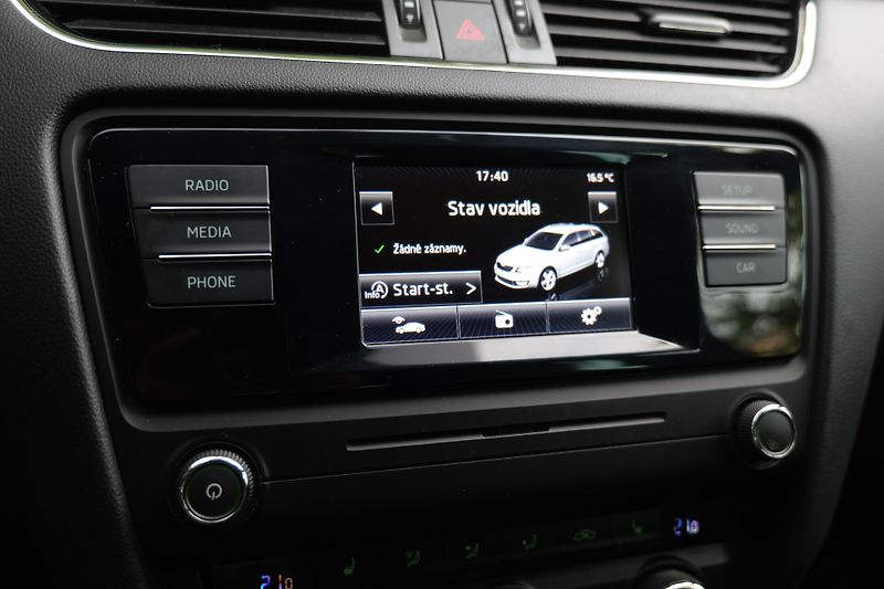 Škoda Octavia 2.0 TDI 135 kW RS Tažné - fotka 33 z 36