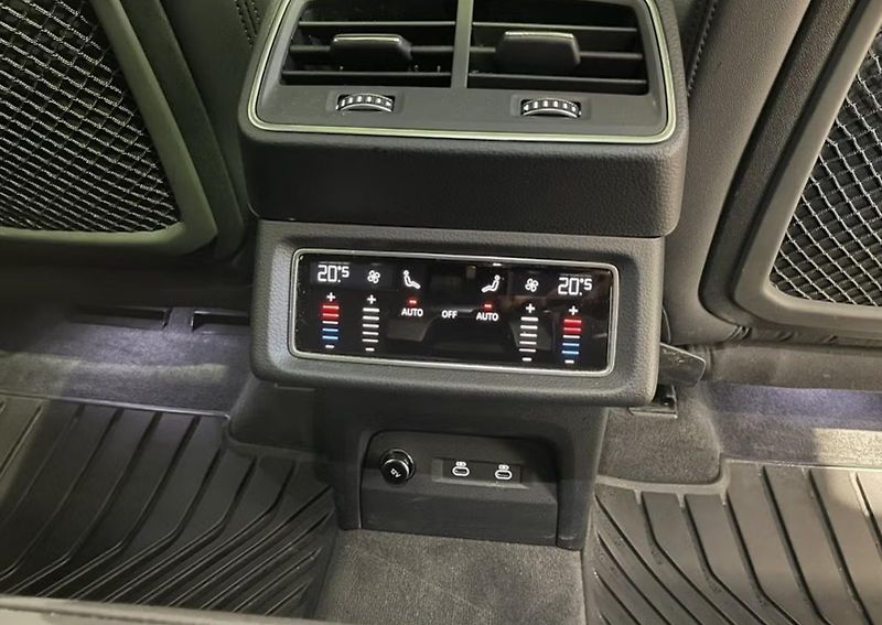 Audi Q8 e-tron 55 Q S-Line 360k Tažné SoH 94% - fotka 14 z 30