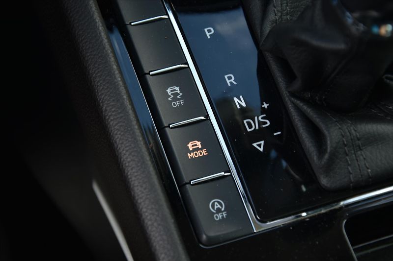 Škoda Superb 2.0TSI 206kW 4x4 L&K ACC TAŽNÉ - fotka 25 z 37