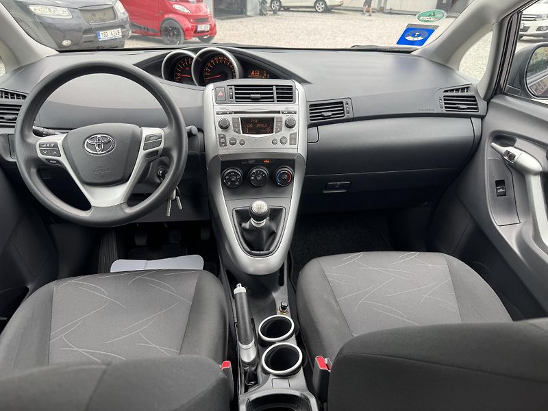 Toyota Verso (2010) 1.6VVTi,rezervace - fotka 19 z 39