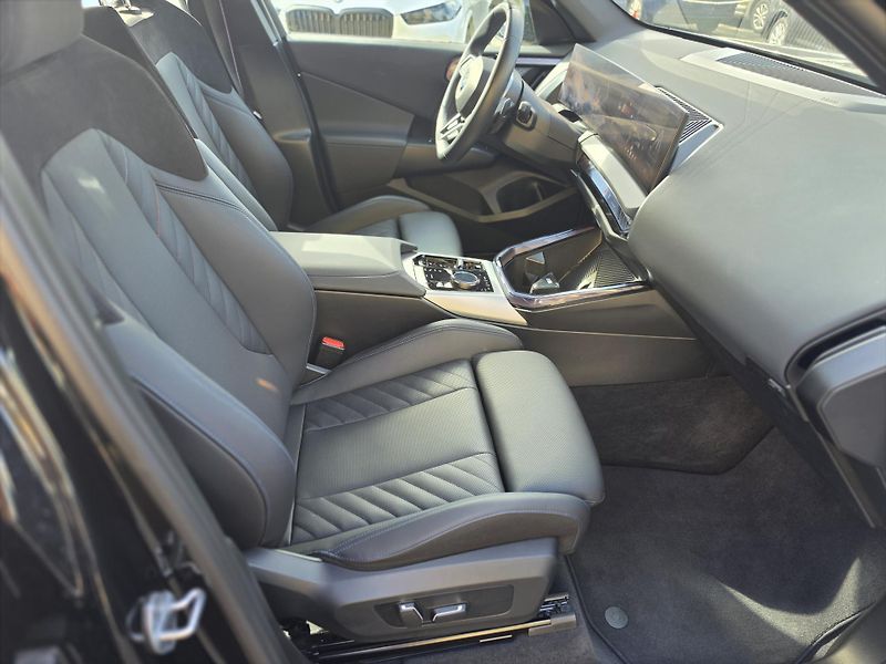 BMW X3 (2025) 20d xDrive Mpaket + tažné - fotka 14 z 23