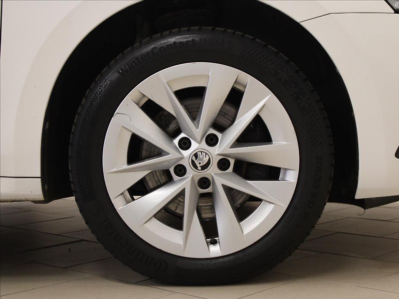 Škoda Octavia 2,0 TDI DSG style 1. maj. CZ - fotka 32 z 33