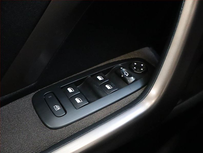 Peugeot 2008 (2013) 1.6 e-HDi, Automat, Navi - fotka 20 z 22