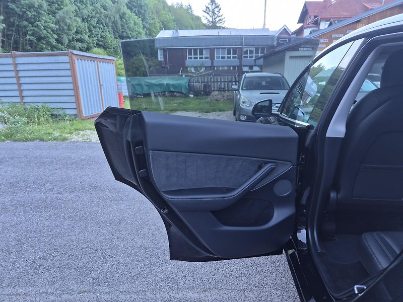 Tesla Model Y RWD 220kw 19ALU SOH 95% - fotka 39 z 49