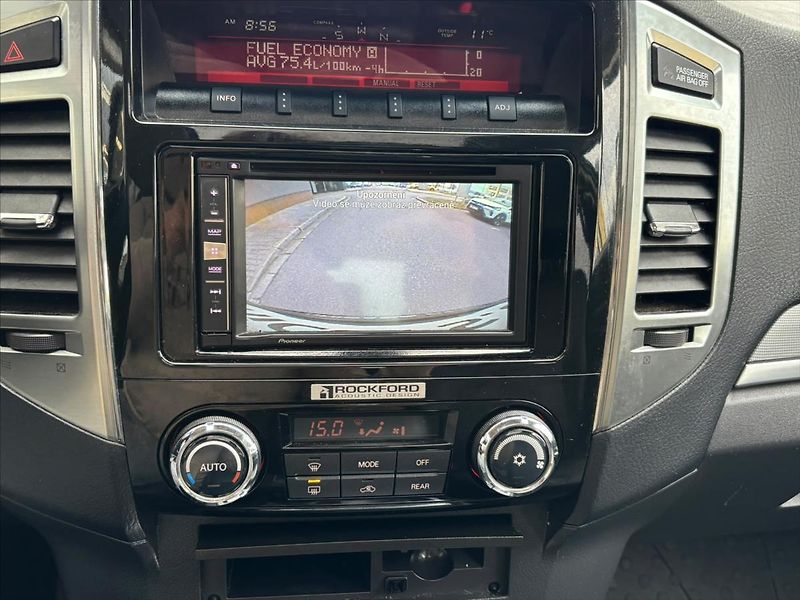 Mitsubishi Pajero 3,2 DI-D  Instyle 4x4+Serviska - fotka 20 z 32