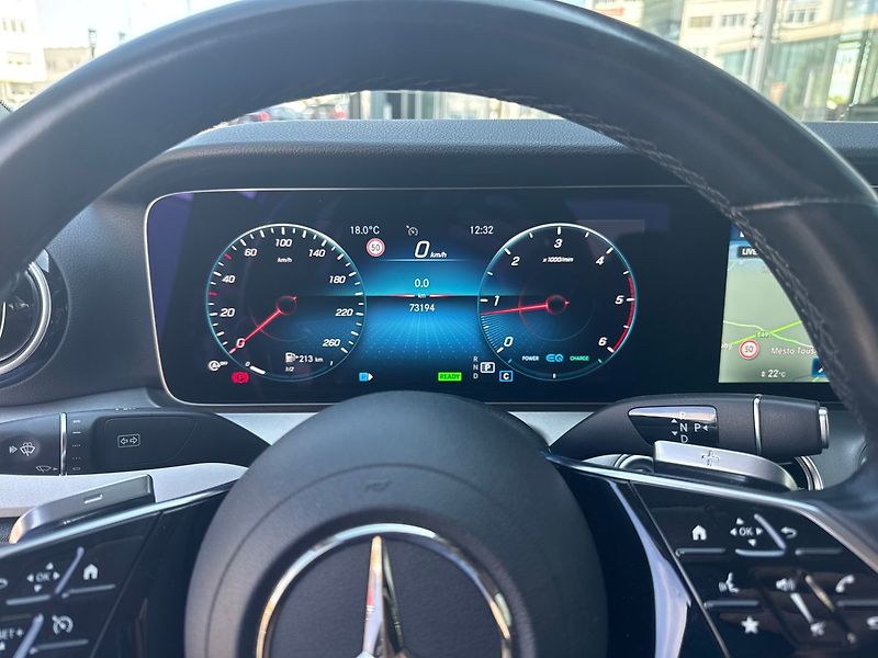 Mercedes-Benz Třídy E AVANTGARDE 220d 4MATIC - fotka 10 z 21