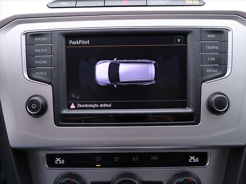 Volkswagen Passat 1,6 TDI Comfortline LED - fotka 19 z 32