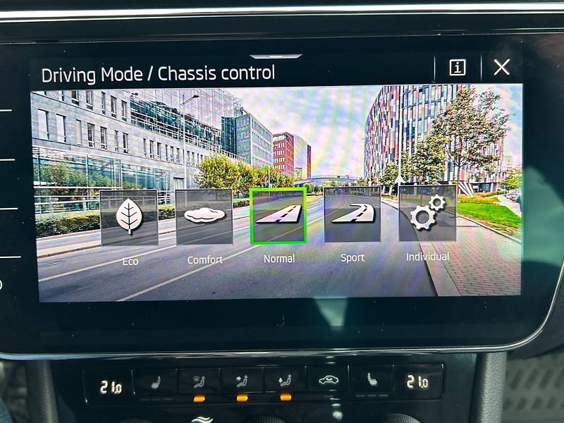 Škoda Superb (2022) kombi 2.0 TDI 7DSG L&K - fotka 28 z 35