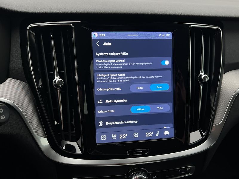 Volvo V60 B4 DARK PLUS 1. maj. - fotka 35 z 41