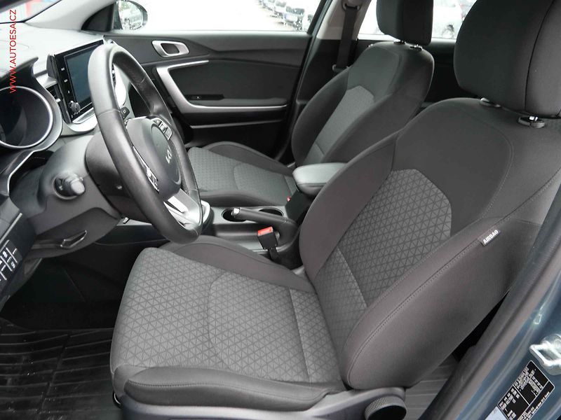Kia Ceed (2024) 1.5 TGDi, 1.maj,ČR, AC - fotka 9 z 25