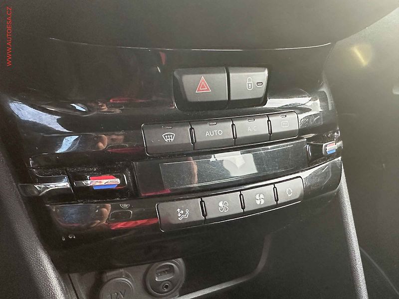 Peugeot 2008 (2018) 1.2PT, 2.maj,ČR, autoAC - fotka 16 z 21