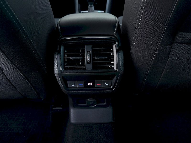 Škoda Karoq (2023) 2.0 TDI 110 kW DSG 4x4 SportLi - fotka 9 z 26