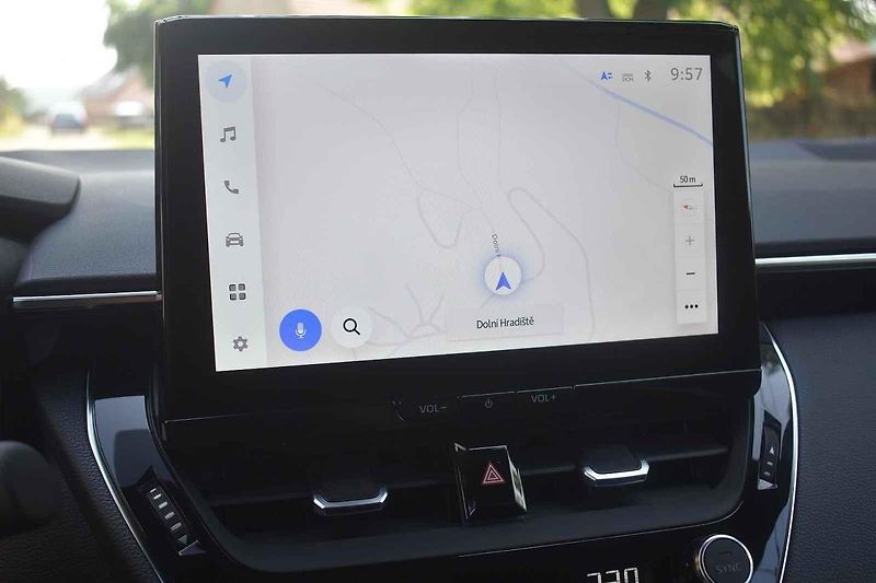 Modernizovaná Toyota Corolla TS se dobře cítí i na venkovských silnicích