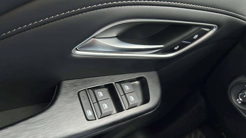 MG ZS HEV EXCLUSIVE 1.5L (145kW) SUV - fotka 36 z 49