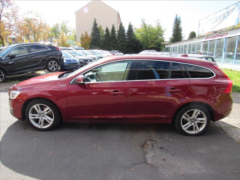 Volvo V60 2,4 D6 AWD Plug-in Hybrid - fotka 7 z 41