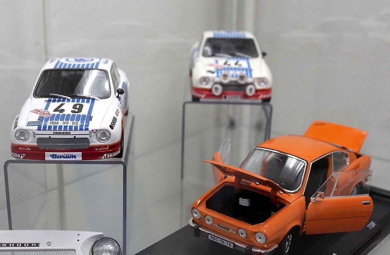 Modely vozů Škoda s pamětními mincemi.