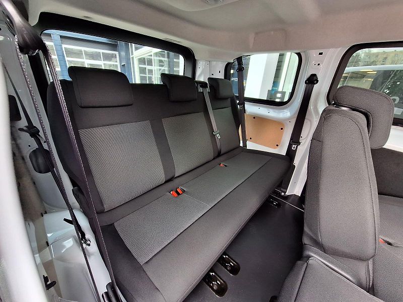 Peugeot Expert (2026) Combi L2 2.0 BlueHDi 180 S&S E - fotka 16 z 17