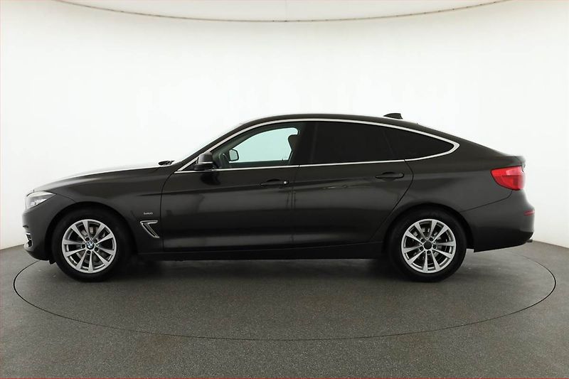 BMW Řada 3 (2017) Individual 320d xDrive GT - fotka 3 z 21