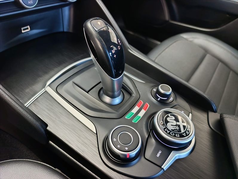 Alfa Romeo Giulia 2,2 JTD Automat Navi ,Tempomat - fotka 17 z 33