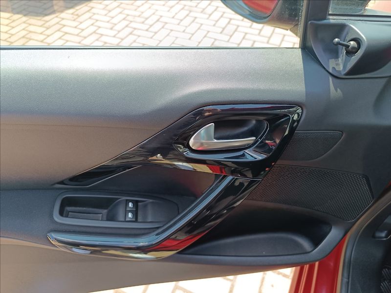 Peugeot 208 1,2 i - fotka 14 z 17