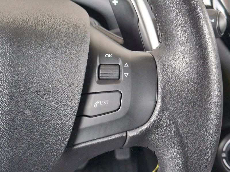 Peugeot 208 (2016) ALLURE Automat 1,2i 60kW - fotka 33 z 35