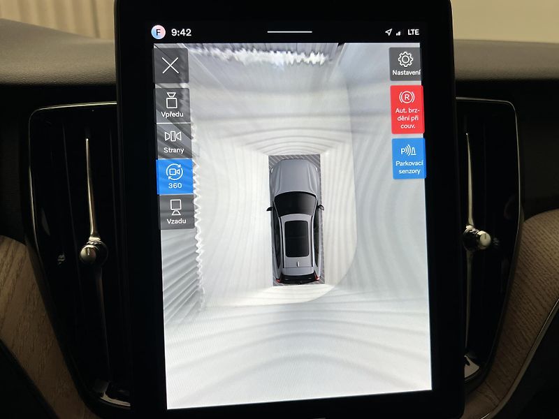 Volvo XC60 B5 AWD DARK PLUS RECHARGE CZ - fotka 30 z 44