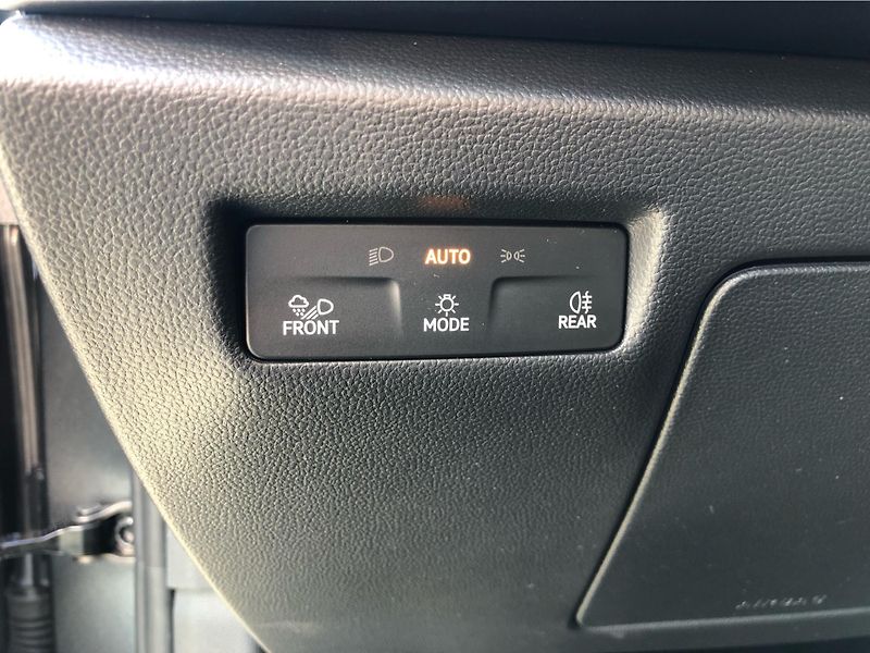 Škoda Superb Combi 2.0 TDi DSG 7st. SPORTLI - fotka 16 z 30